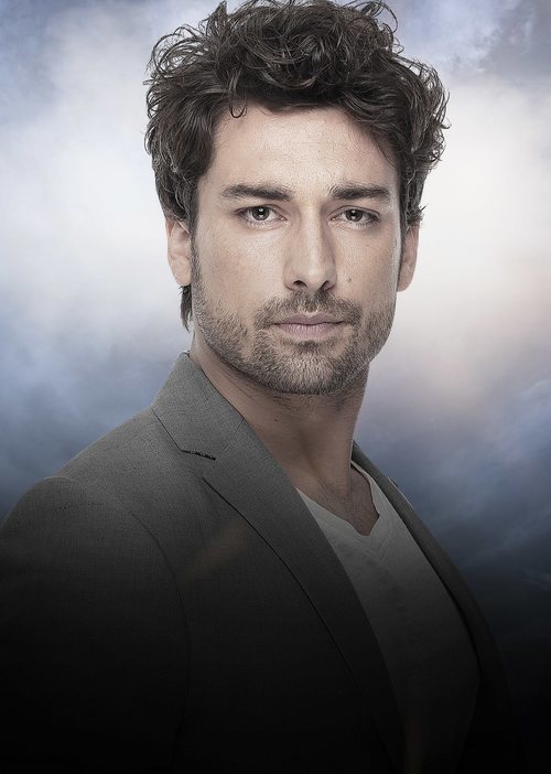 Alp Navruz es Cenk Çelen en 'No sueltes mi mano'