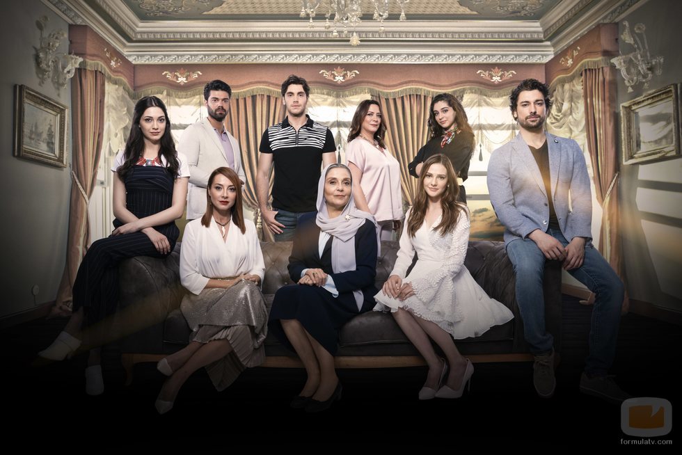 Los protagonistas de la serie turca de Divinity 'No sueltes mi mano'