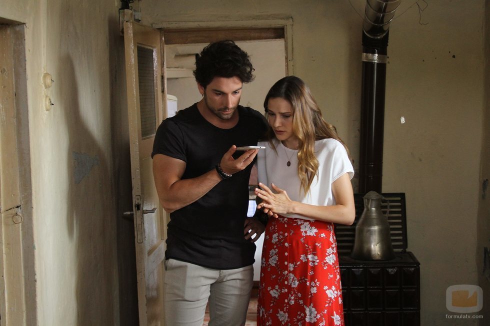 Alina Boz y Alp Navruz protagonizan 'No sueltes mi mano'