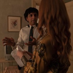 El director M. Night Shyamalan y Lauren Ambrose en el rodaje de 'Servant'