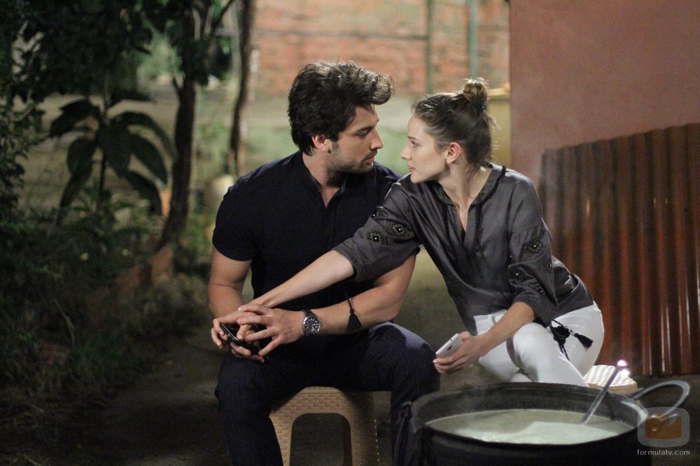 Azra Günes y Cenk Çelen son la pareja protagonista de 'No sueltes mi mano'