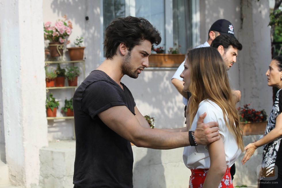 Azra Günes y Cenk Çelen, protagonistas de 'No sueltes mi mano'