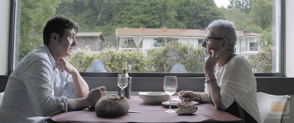 Meixabel Lasa invita a comer a Ibon Etxezarreta en 'ETA, el final del silencio'