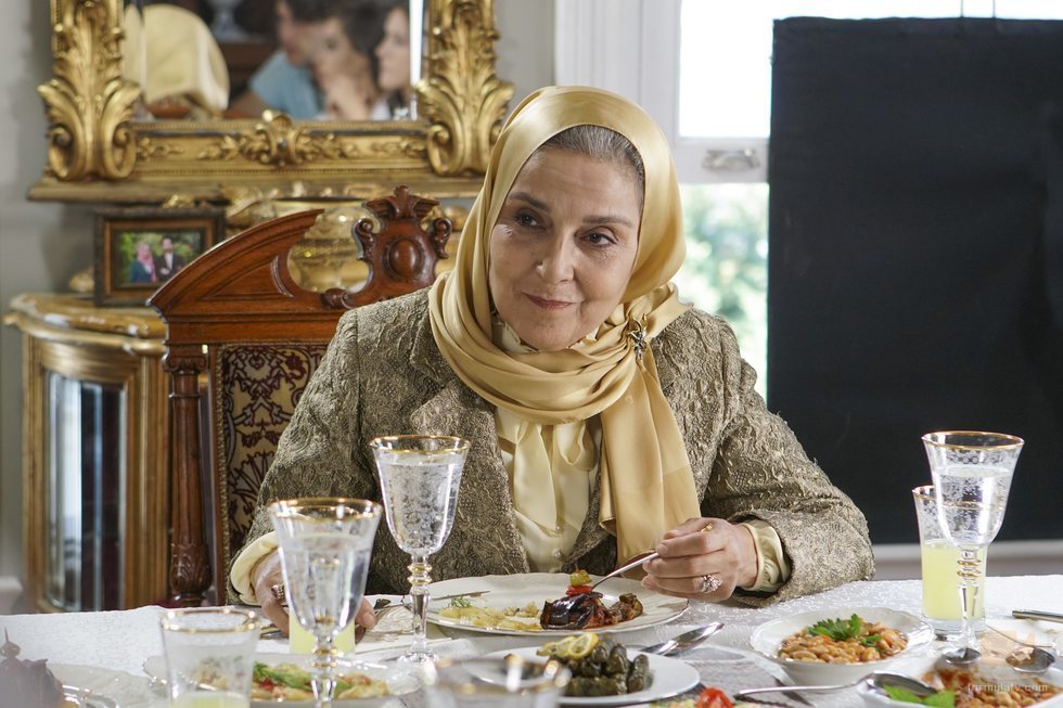 Seray Gözler interpreta a la matriarca de los Çelen en 'No sueltes mi mano'