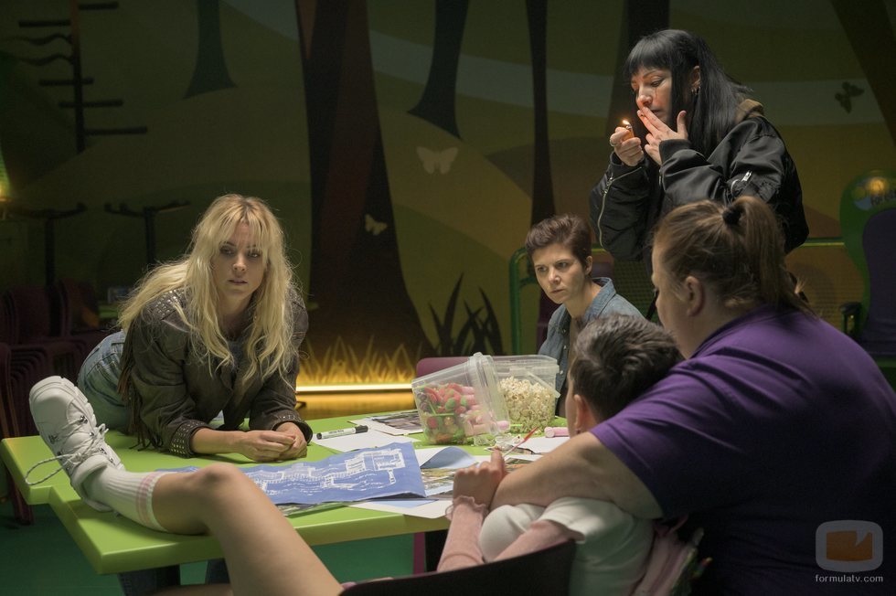 Maca, Zulema y el resto de atracadoras en 'Vis a vis: El Oasis'