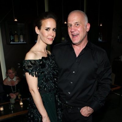 El director Ryan Murphy con la actriz Sarah Paulson