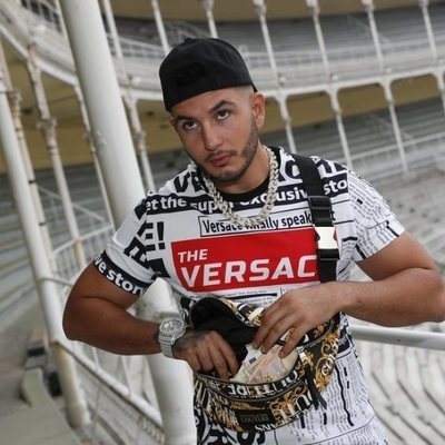 Omar Montes lleva una fortuna en su riñonera