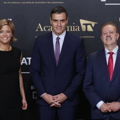 Pedro Sánchez con María Casado y Manuel Campo Vidal en el 'Debate electoral 4-N'
