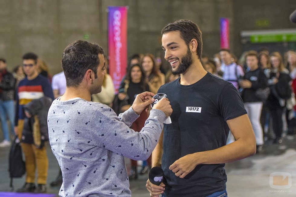 Un aspirante recibe la pegatina durante el casting de 'OT 2020' en Madrid
