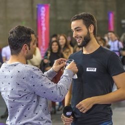 Un aspirante recibe la pegatina durante el casting de 'OT 2020' en Madrid