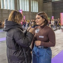 Noemí Galera entrega una pegatina en los castings de Madrid de 'OT 2020'