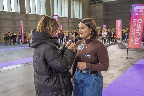 Noemí Galera entrega una pegatina en los castings de Madrid de 'OT 2020'