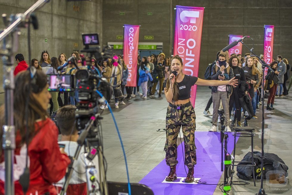 Una aspirante canta en el casting de 'OT 2020' en Madrid
