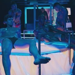 El elenco de 'Toy Boy' se desnuda en un striptease