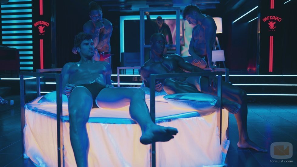 El elenco de 'Toy Boy' se desnuda en un striptease