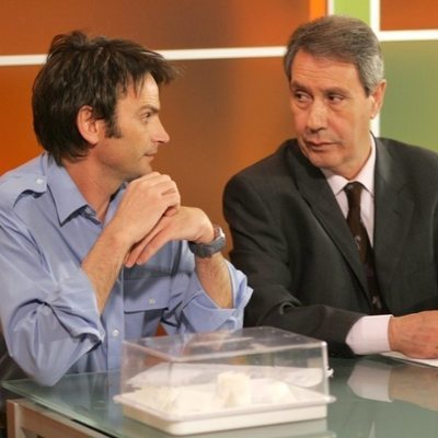 Fernando Tejero y Nicolás Dueñas en una junta de vecinos en 'Aquí no hay quien viva'