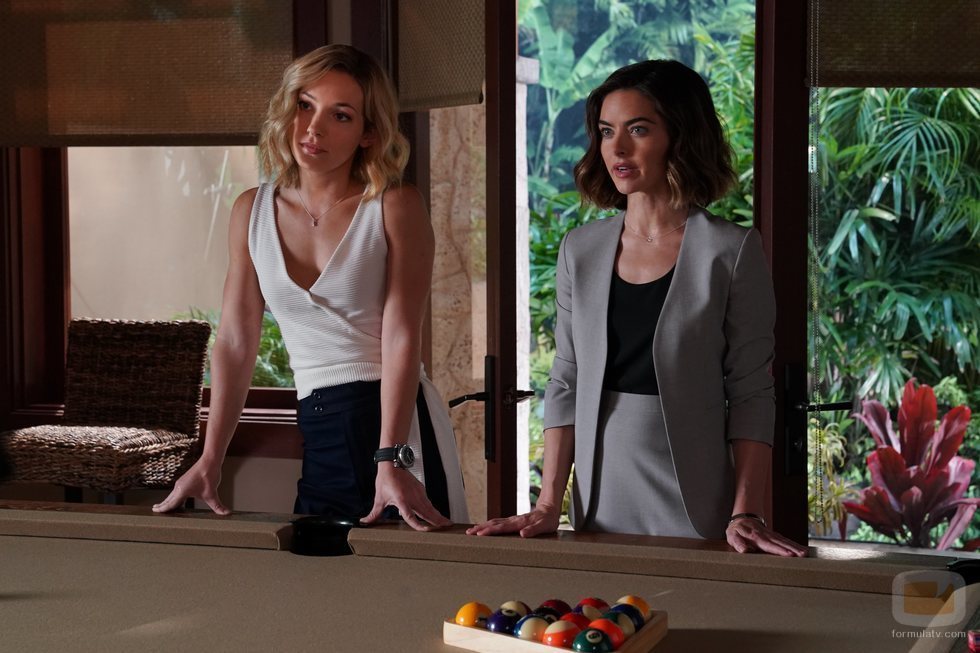 Higgins y Abby en el 2x01 de 'Magnum'