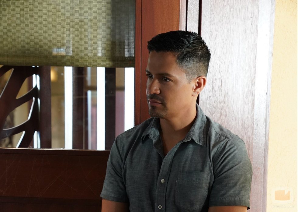 Jay Hernández retoma su papel en el 2x01 de 'Magnum'