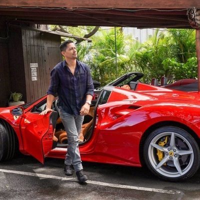 Magnum baja de su famoso ferrari rojo en el 2x02 de la serie