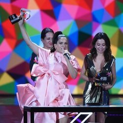 Rosalía levanta uno de sus galardones en LOS40 Music Awards