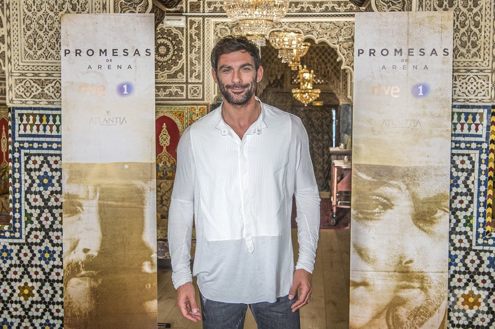 Francesco Arca posa durante la rueda de prensa de 'Promesas de arena'