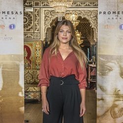 Thaïs Blume posa en la rueda de prensa de 'Promesas de arena'