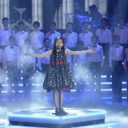 Melani García con un coro de niños en 'La Voz Kids 4'
