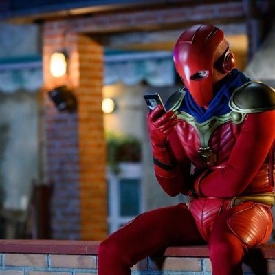 Quim Gutiérrez con el traje de superhéroe en 'El vecino'
