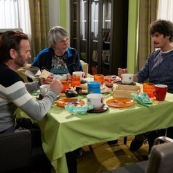 Fermín, Javi y Vicente desayunan juntos en el episodio 11x09 de 'La que se avecina'