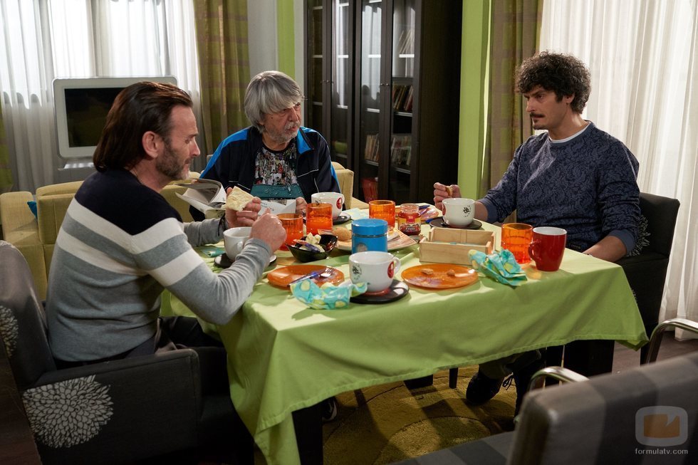 Fermín, Javi y Vicente desayunan juntos en el episodio 11x09 de 'La que se avecina'