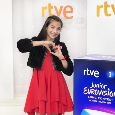 Melani hace un corazón con sus manos antes de Eurovisión Junior 2019