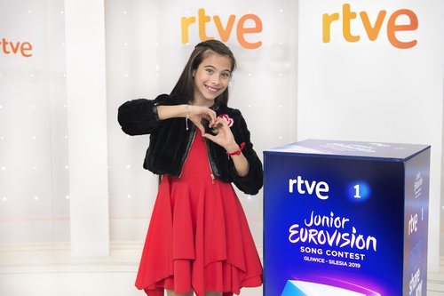 Melani hace un corazón con sus manos antes de Eurovisión Junior 2019