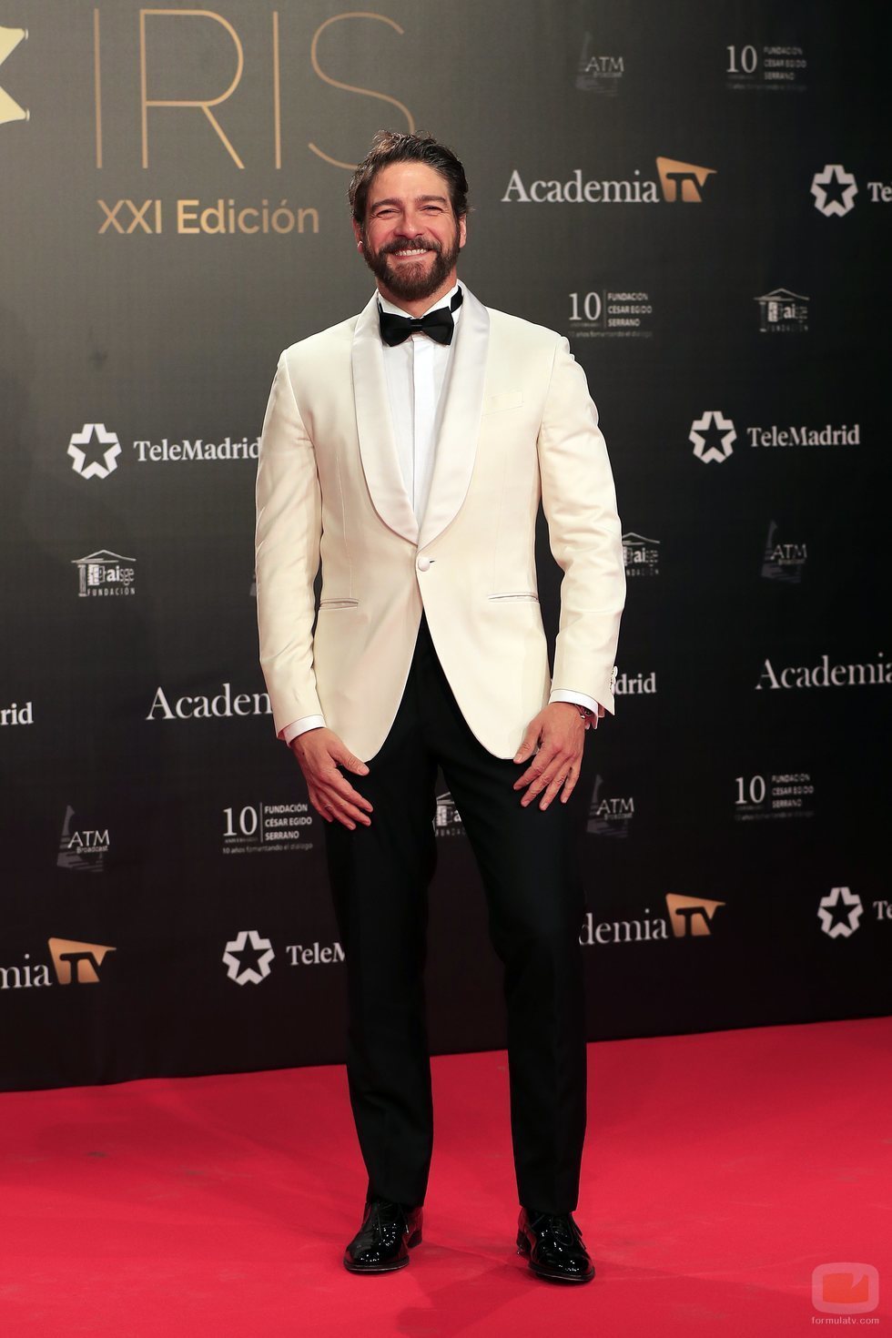 El actor Félix Gómez en la alfombra roja de los Premios Iris 2019