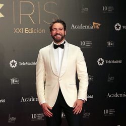 El actor Félix Gómez en la alfombra roja de los Premios Iris 2019