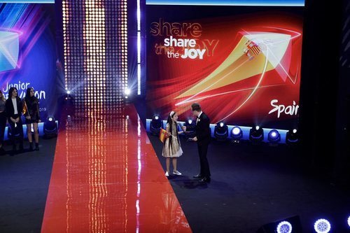 Melani con Mateusz Szymkowiak en la Opening Ceremony de Eurovisión Junior 2019
