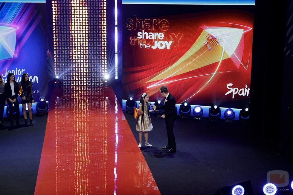 Melani con Mateusz Szymkowiak en la Opening Ceremony de Eurovisión Junior 2019