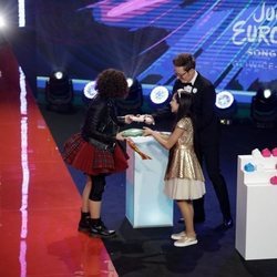 Melani entrega un regalo a Mila Moskov en Eurovisión Junior 2019