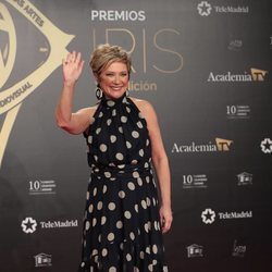Inés Ballester saluda en la alfombra roja de los Premios Iris 2019