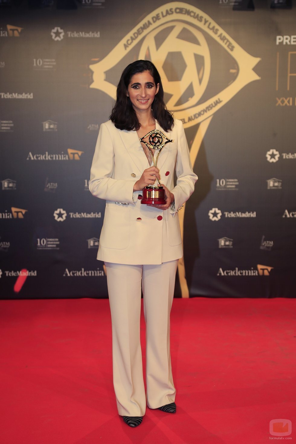 Alba Flores posa con su galardón en los Premios Iris 2019