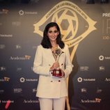 Alba Flores posa con su galardón en los Premios Iris 2019