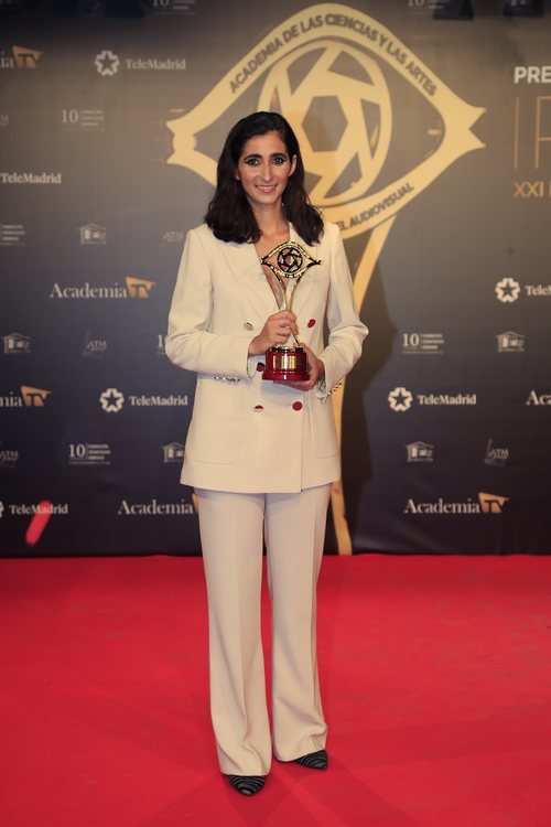 Alba Flores posa con su galardón en los Premios Iris 2019