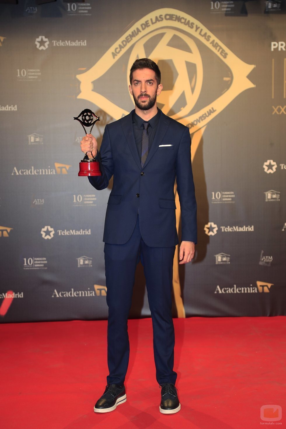 David Broncano con el galardón a Mejor presentador en los Premios Iris 2019