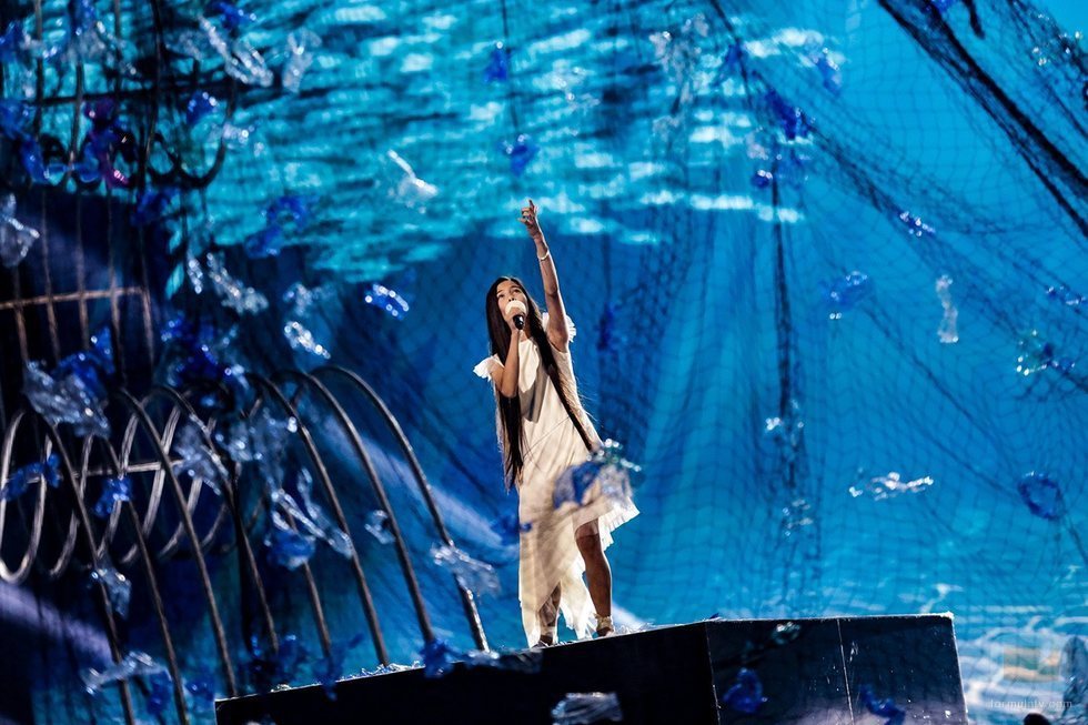 Unas redes con plásticos decoran la actuación de España en Eurovisión Junior 2019