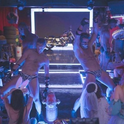 El reparto de 'Toy Boy' protagoniza un striptease caracterizados de moteros
