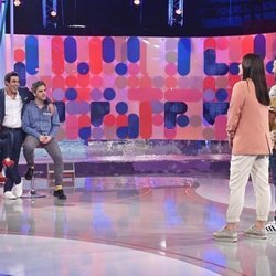 Pablo Chiapella, Eva Isanta y Ernesto Sevilla con los concursantes de 'El bribón'