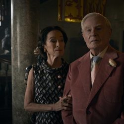 Derek Jacobi y Geraldine Chaplin en la tercera temporada de 'The Crown'