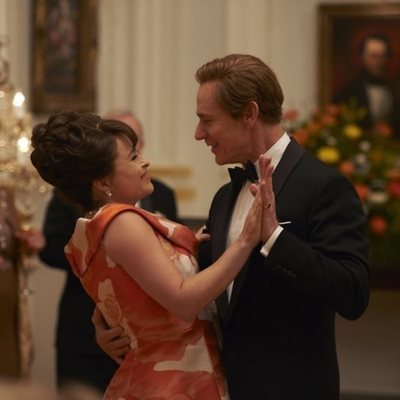 Helena Bonham Carter y Ben Daniels en la tercera temporada de 'The Crown'