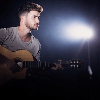 Joan Garrido ('OT 2018') tocando la guitarra