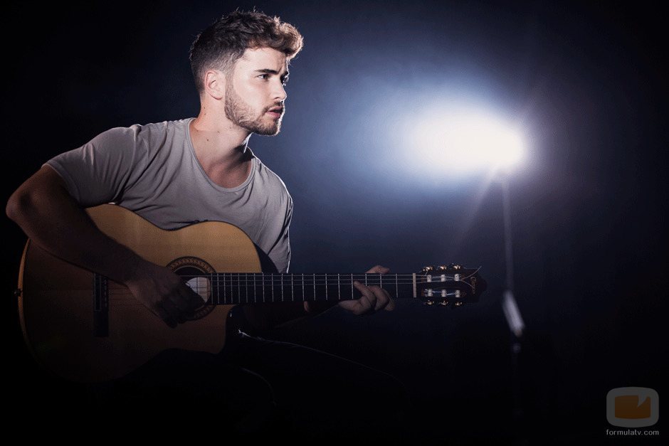 Joan Garrido ('OT 2018') tocando la guitarra