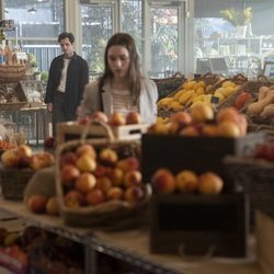 Joe (Penn Badgley) observa a Love (Victoria Pedretti) en la segunda temporada de 'You'